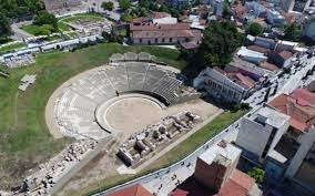  Το Αρχαίο θέατρο Λάρισας: Ένα από τα μεγαλύτερα αρχαία θέατρα του Ελλαδικού χώρου το οποίο βρισκόταν “θαμμένο” για αιώνες κάτω από πολυκατοικίες!!!