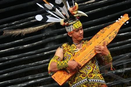 Etnik Unik Sampek sape Alat  Musik  Petik Khas Suku  Dayak 