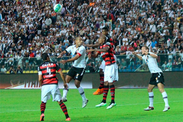 Após 34 jogos invicto, Vasco perde a primeira, mas continua na liderança