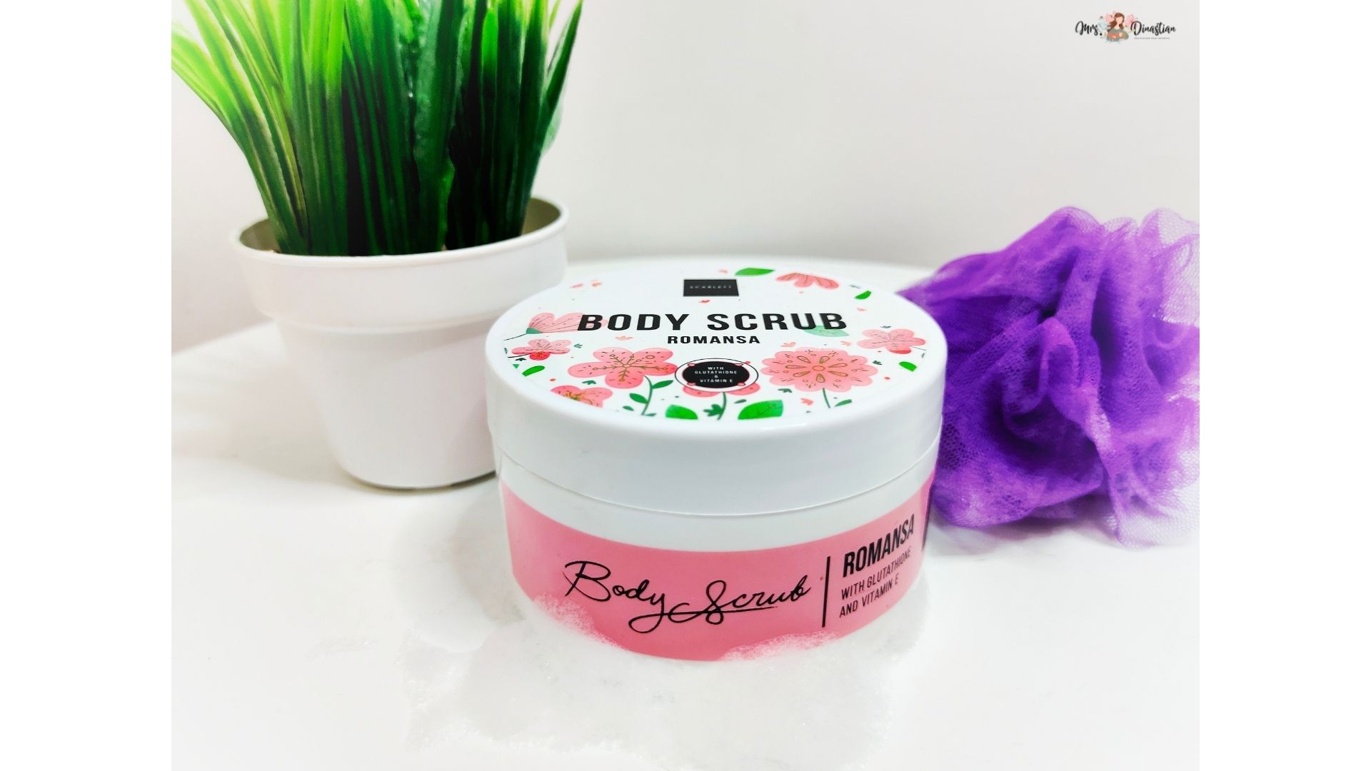 Scarlett Whitening Body Scrub Romansa