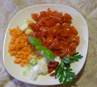 Lavate le verdure e preparatele su un piattino tagliate a cubetti.