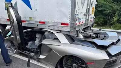    Ngilu! Lamborghini Aventador Kecelakaan Masuk Kolong Truk