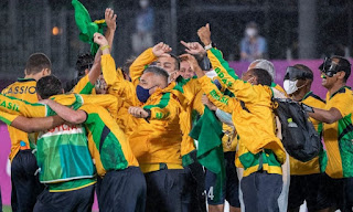 É penta! Brasil bate em 1 a 0  a Argentina na final e leva a medalha de ouro no futebol de cinco na Paralimpíada. Gol de Nonato!  Descrição: Foto em fundo desfocado. Em foco, equipe técnica e jogadores do Brasil festejam a vitória! Braços ao alto, abraços, e sorrisos.