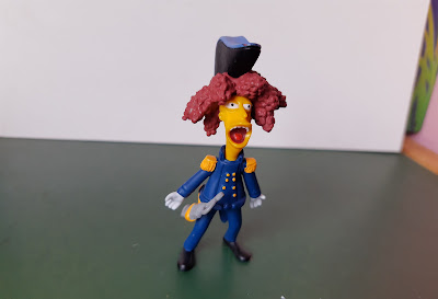 Miniatura de vinil estática Sideshow Bob vestido de capitão,   do desenho os Simpsons  - 11 cm de altura R$ 22,00