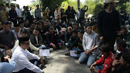 Prof. Zudan Temui Mahasiswa, Duduk Lesehan Serap Aspirasi