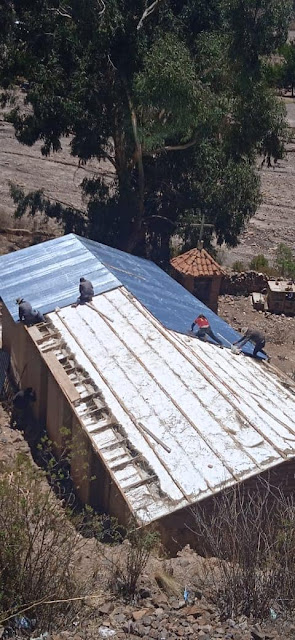 Es fehlt nur noch wenig, um das Dach der Bergkirche von Marcoma Bolivien fertigzustellen. Bald beginnen wir mit der der Feinarbeit, damit diese bis Ende des Jahres fertig ist.