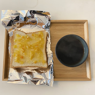 マーマレードジャムを塗った食パンとコーヒー