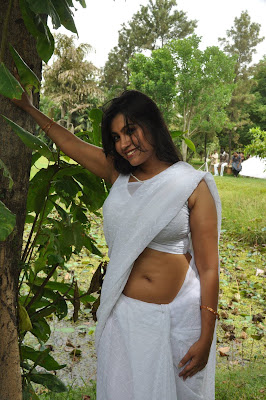 Hot Tamil Actress in White Saree Photos+ Actress in Saree Navel Show Photos