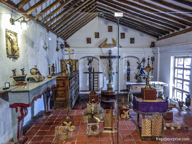 Exposição de peças sacras coloniais na Sacristia do Mosteiro de Ecce Homo, Colômbia