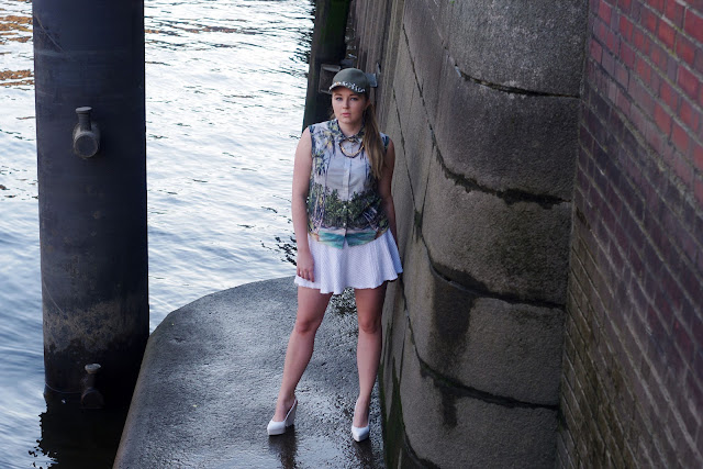 palms, palmen, shirt, H&M, weißer Rock, white skirt, blogger, modeblogger, beste deutsche blogger, german bloggers, trend 2013, palm print, bijou brigitte, tricolor, chain, necklace, panther, lion, white heels, overdivity