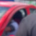 VÍDEO: Populares se revoltam ao flagrar cachorro trancado em porta-malas em supermercado de Manaus