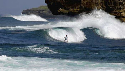 Surfing Pantai Watu Karang