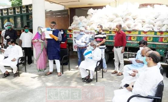 মৌলভীবাজারে ৪৫০০ পরিবারকে খাদ্যসামগ্রী দিলো জেলা পরিষদ