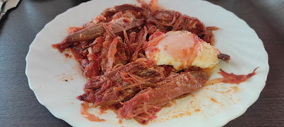 Lacón con tomate y huevo escalfado