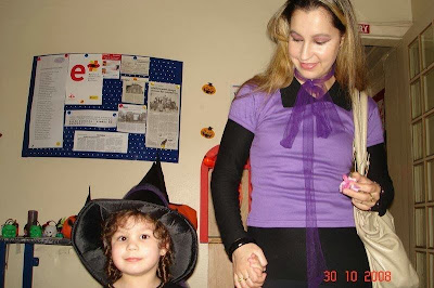 Feliz Halloween!!!Feliz Halloween com a minha bruxinha preferida