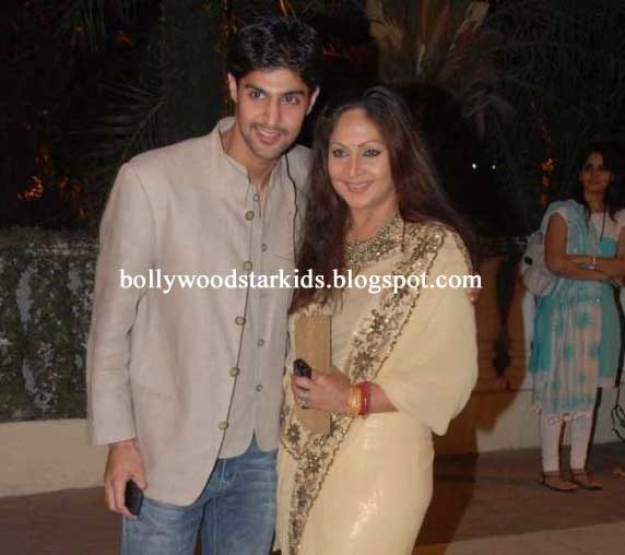 Rati Agnihotri with Son Tanuj Virwani at Imran KhanAvantika Malik Wedding 