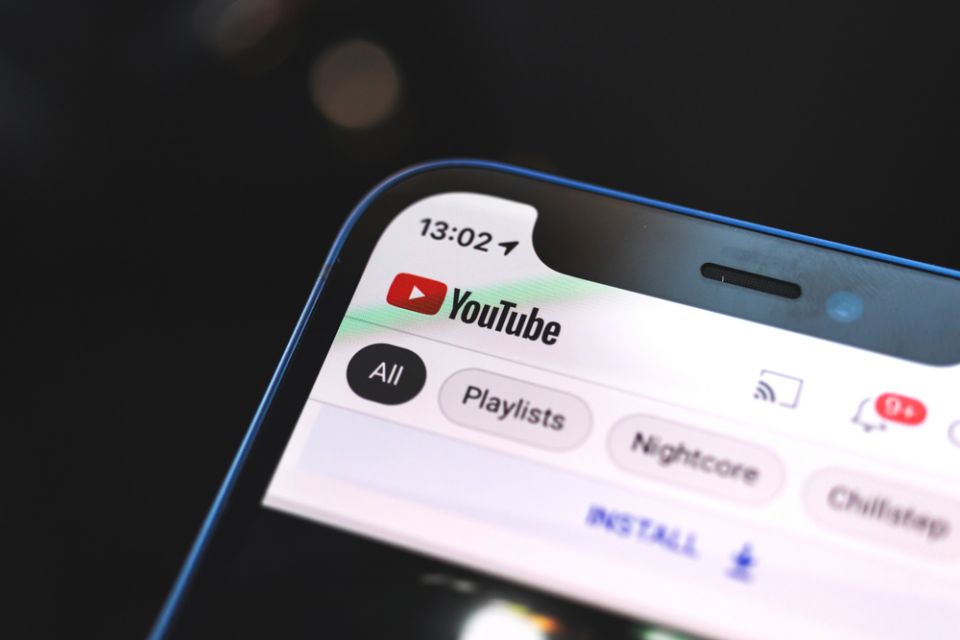 Mendapatkan uang dari YouTube adalah tujuan banyak konten kreator, dan YouTube menyediakan beberapa cara bagi mereka untuk menghasilkan pendapatan. Berikut adalah beberapa cara untuk mendapatkan uang dari YouTube: