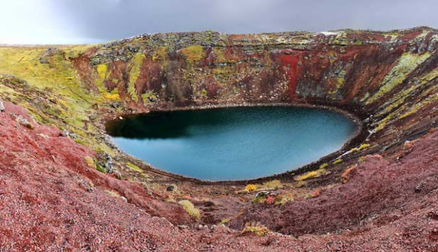Danau kawah yaitu danau yang terbentuk di kawah atau kaldera vulkanik 10 DANAU KAWAH TERINDAH DI DUNIA