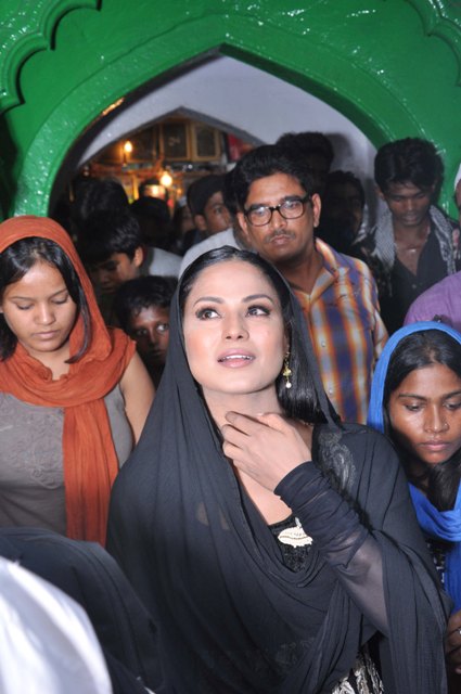 Veena Malik at Hazrat Nizamuddin Dargah Delhi