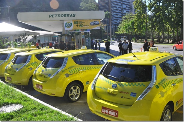 Carros no posto BR da Lagoa