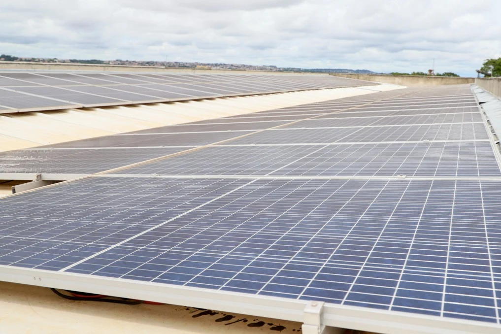 Usina fotovoltaica construída na sede da Emater teve investimento de R$ 1,3 milhão e vai gerar uma economia de R$240 mil por ano (Foto: Emater)