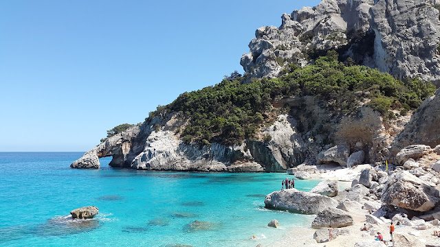 Das Bild zeigt die Cala GoloritzÈ, Sardinien, Naturau
