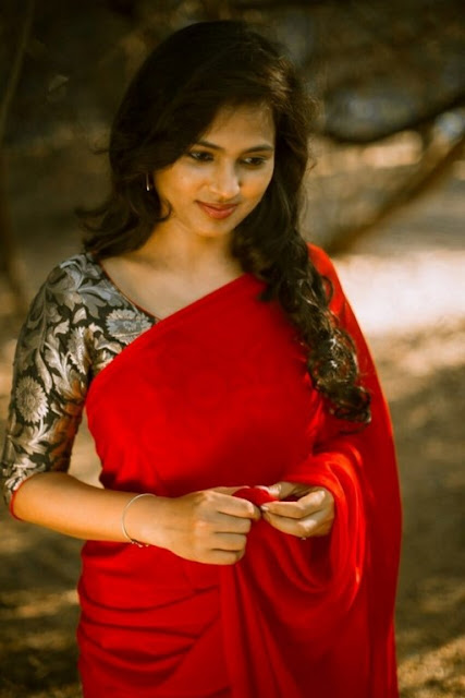 Desi actress ramya pandian spicy images in saree 