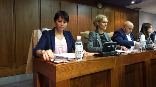 Rosa Luna y Ruth Santín (Ciudadanos Ponferrada) en el Pleno municipal.