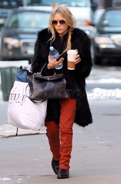 Mary Kate Olsen with her Noir 32cm Kelly Retourn Gold Hardware