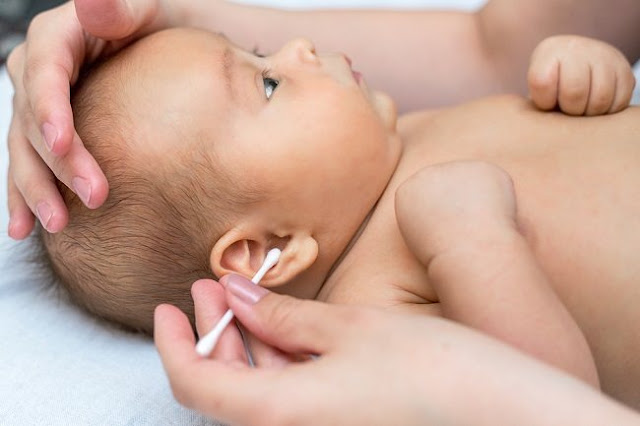 gambar cara membersihkan telinga bayi dengan benar