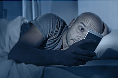 ماذا يحدث بالفعل عندما تنام بجانب أو بالقرب من الأجهزة الإلكترونية؟
