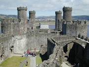 This is the ruins of an old medieval castle in Wales. THE TOWER OF LONDON (inconwyc)