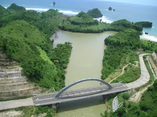 Foto Jembatan Dan Pantai Bajulmati Yang Super Indah Dan Keren