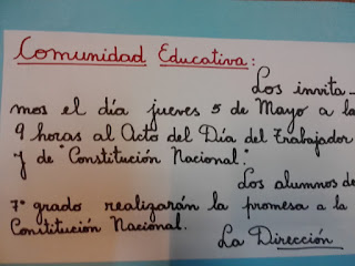 un afiche pegado en la puerta de entrada en la escuela invitando a las familias