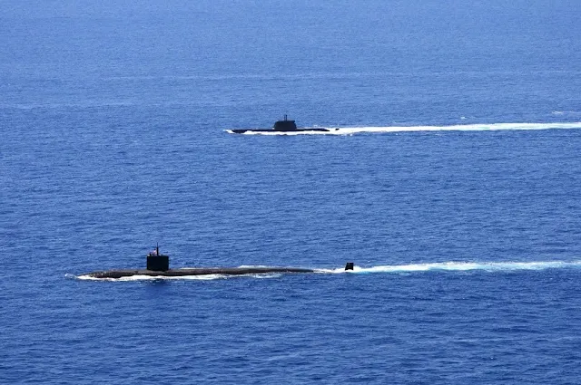 El submarino de propulsión AIP de la Marina portuguesa NRP Tridente (fondo) y el submarino nuclear de ataque de la Marina estadounidense USS Alexandria en una operación conjunta.