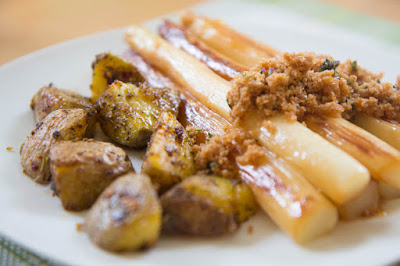 Gebratener Spargel mit Thymianbröseln - Rezept