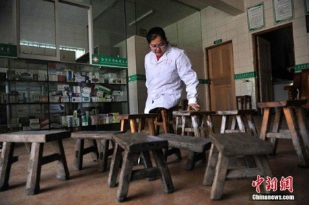 Wow! Meet the Doctor With No Legs Who Wore Out 24 Stools in 15 Years of Making House Calls (Photos)