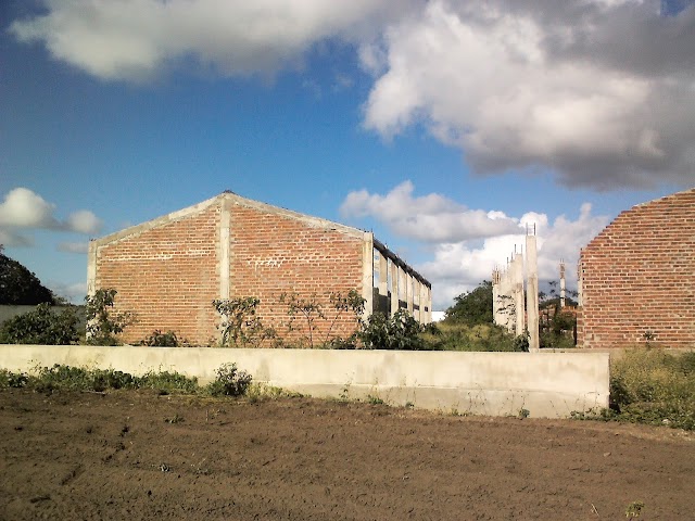 MAIS UM DESCASO DO GOVERNO DO ESTADO EM CUITÉ; APÓS UM ANO DE PROMESSAS A CONSTRUÇÃO DA ESCOLA DA SERRA DO BOMBOCADINHO CONTINUA PARADA