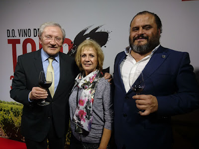 Araceli Zarzalejos, junto a Fernando Onega y Felipe Nalda. 30 Aniversario Vinos de Toro en el Círculo de Bellas Artes de Madrid