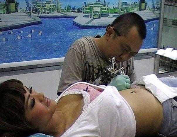 Inilah Proses Pembuatan Tatto Yang Dilakukan julia perez tatto yang berada