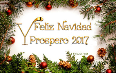 La tarjeta es un rectángulo con fondo blanco. Todo el borde tiene ramas de pino con bolas de Navidad rojas, doradas y conos (o piñas) de pino intercaladas entre las ramas. En letras doradas grandes, centradas, de izquierda a derecha: Feliz Navidad. En otra línea: Y próspero 2017.