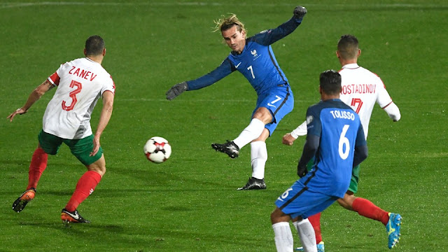 Antoine Griezmann enfrenta a Zanev en el juego de la eliminatoria de Europa donde Francia eliminó a Bulgaria