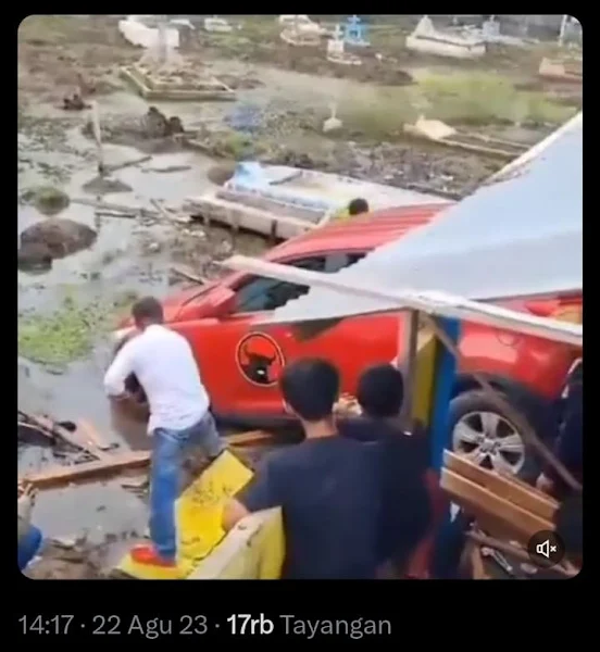 Insiden mobil operasional Partai Demokrasi Indonesia Perjuangan  VIRAL Mobil PDIP Nyungsep Masuk Kuburan di Meranti Riau, Warganet: Pertanda akan terkubur di 2024 nanti