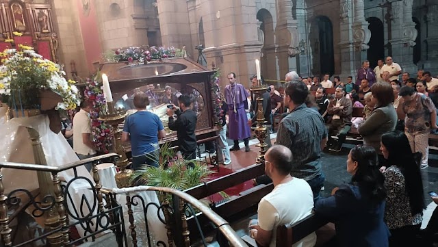 La Adoración de la Santa Cruz y Procesión del Santo Sepulcro marcaron el Viernes Santo en la Catedral