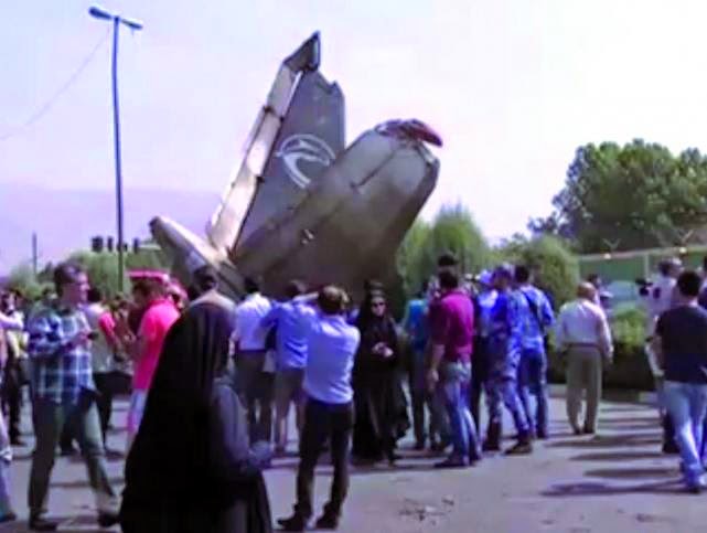 Al menos 38 muertos al estrellarse un avión en Irán