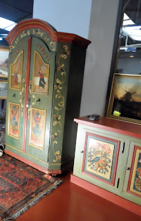 Muebles pintados con motivos religiosos y naturales en desembalaje Cantabria