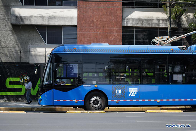 Firman SICT y gobierno de la CDMX convenio para adquirir 102 trolebuses