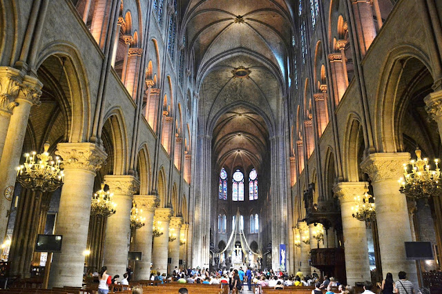  foto da nave da Catedral de Notre Dame Paris mostrando suas colunas  