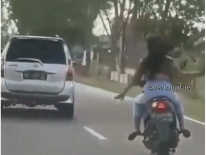 Remaja Ini Naik Motor Ugal-ugalan, Tanpa Helm dan Sambil Merokok, Ending-nya Tak Terduga