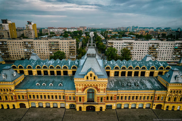 Главный ярмарочный дом Нижегородской ярмарки сверху на фоне Староярморочного собора